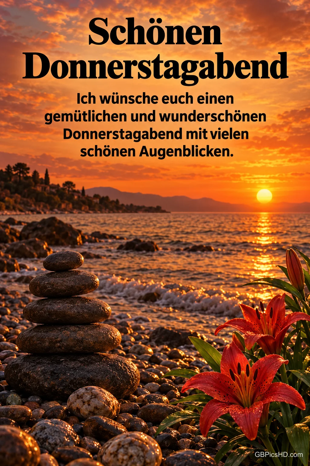Gestapelte Steine am Kieselstrand mit roten Lilien vor einem goldenen Sonnenuntergang über dem Meer, Text "Schönen Donnerstagabend" mit vielen schönen Augenblicken