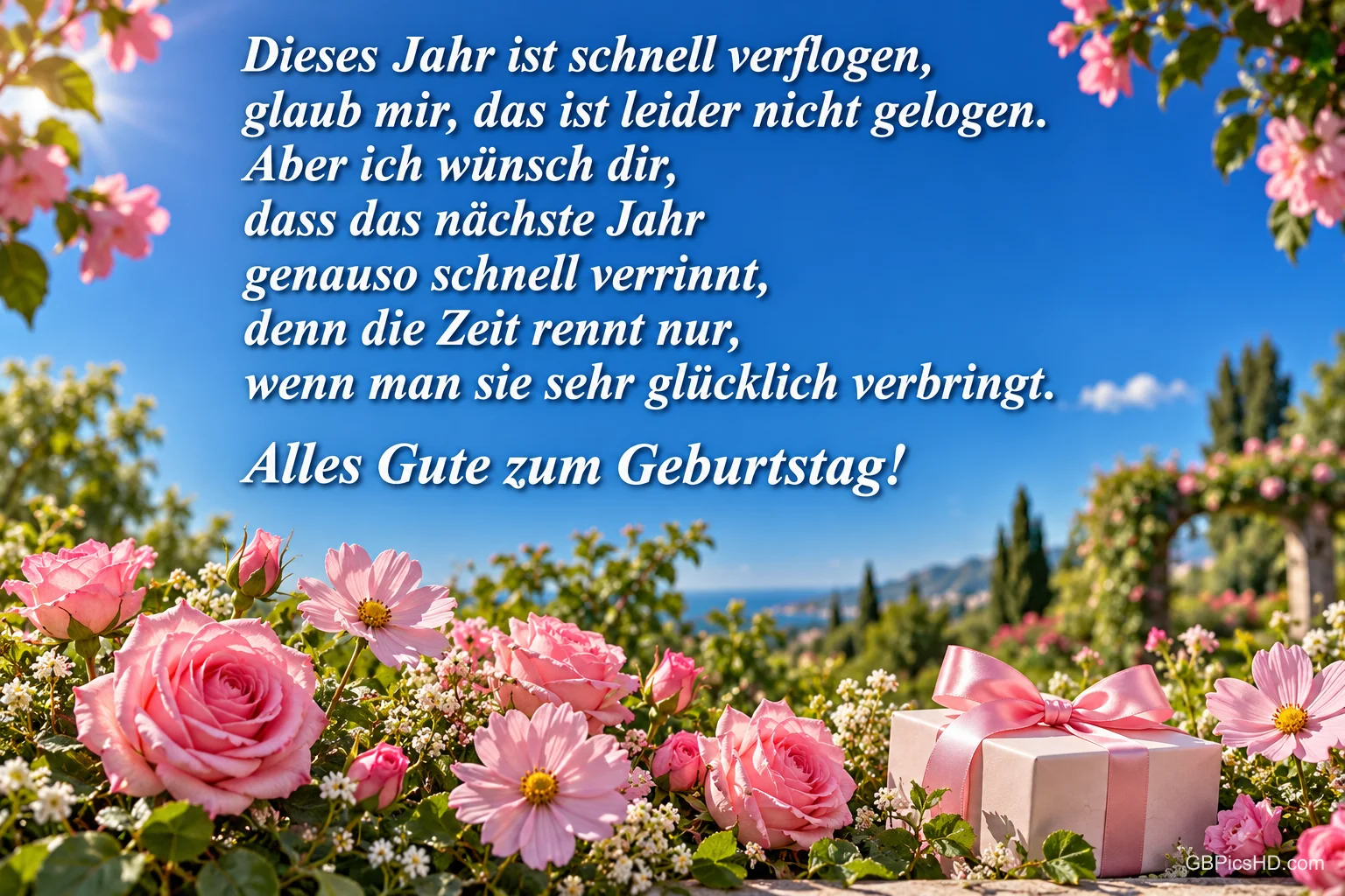 Rosa Rosen und ein Geschenk stehen in einem sonnigen Garten unter dem Gruß "Alles Gute zum Geburtstag!"
