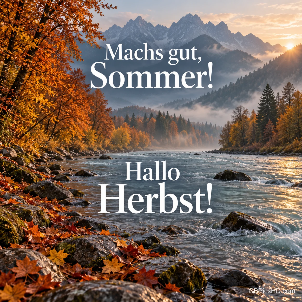 Ein Fluss rauscht durch ein Tal mit herbstlich gefärbten Bäumen vor nebeligen Berggipfeln im Sonnenlicht, dazu "Machs gut, Sommer! Hallo Herbst!"